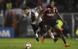 Le milieu de terrain brésilien de Flamengo Jean Lucas (d) en Coupe Libertadores contre River Plate, le 23 mai 2018 à Buenos Aires