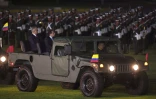 Le président colombien Gustavo Petro(c) et le nouveau ministre de la Défense Ivan Velasquez (g) reçoivent des honneurs militaires  à l'école militaire Jose Maria Cordova à Bogota, en Colombie, le 20 août 2022