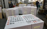 Des calendriers fraîchement imprimés par l'entreprise Todan au Japon, le 20 juin 2018