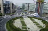 Vue du rond-point Schuman devant le siège de la Commission européenne (d) et l'immeuble "Justus Lipsius" (g), le 12 septembre 2000 à Bruxelles