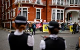 Des policiers surveillent des partisans de Julian Assange, fondateur de WikiLeaks, lors d'une petite manifestation devant l'ambassade d'Equateur à Londres, le 11 avril 2024