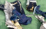 Une photo diffusée le 21 mai 2016 sur la page Facebook du porte-parole de l'armée égyptienne montrant des débris trouvés dans la mer Méditerranée après le crash de l'Airbus A320