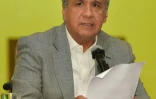 Le président équatorien Lenin Moreno lors d'une conférence de presse le 13 avril 2018 à Quito, confirmant la mort de trois employés d'un journal, enlevés à la frontière colombienne