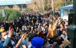 Des étudiants iraniens manifestent devant l'université de Téhéran, le 30 décembre 2017