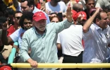 Le président brésilien Luiz Inacio Lula da Silva salue ses partisans, le 24 octobre 2026 à Rio de Janeiro au Brésil