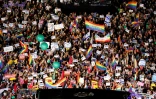 Des manifestants rassemblés sur la place Yitzhak Rabin à Tel-Aviv pour manifester contre une loi interdisant la GPA aux couples gays, le 22 juillet 2018