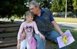 Serguiï Vida et sa petite-fille Milana à Myrne, le 14 septembre 2023 en Ukraine