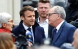Emmanuel Macron et Richard Ferrand, alors président de l'Assemblée nationale, à Spézet (Finistère), le 5 avril 2022