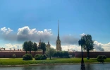 De la fumée visible derrière la cathédrale Pierre-et-Paul de Saint-Pétersbourg, après des frappes de drones ukrainiens sur des sites énergétiques et militaires, le 3 juin 2026