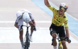 Le Belge Wout van Aert célèbre sa victoire au vélodrome de Roubaix lors de Paris-Roubaix le 12 avril 2026