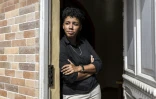 Janette de Graça, engagée dans un travail de sensibilisation sur les droits des personnes LGBT+, pose pour un portrait dans son appartement à Mindelo au Cap-Vert, le 30 mai 2026 