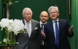 Le roi Charles III avec le président de DeepMind, Demis Hassabis, au centre, et le patron du géant américain des semi-conducteurs Nvidia, Jensen Huang, à droite, le 17 septembre 2026 à Cumnock, en Ecosse