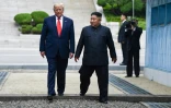 Donald Trump et Kim Jong Un traversent la ligne de démarcation intercoréenne, le 30 juin 2019 à Panmunjom