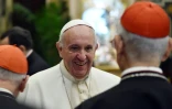 Le pape François (c), le 21 décembre 2015 avec des cardinaux lors de la cérémonie annuelle des voeux, au Vatican