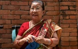 Champa Devi Tuladhar tricote pendant une interview avec l'AFP, le 6 août 2020 à Katmandou, au Népal