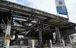 Une station-service détruite par un bombardement cambodgien dans la province thaïlandaise de Sisaket, le 25 juillet 2025