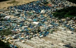 Vue aérienne de la Jungle de Calais, camp qui accueille plus de 9.000 migrants, le 16 août 2016