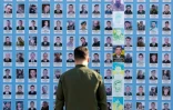 Dans cette photo distribuée par le service de presse de la présidence ukrainienne le 15 juillet 2025, le président Volodymyr Zelensky honore des soldats ukrainiens morts pour défendre leur  pays.

