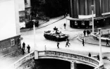 Un char fonce sur des manifestants pendant le printemps de Prague, en août 1968