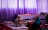 Des femmes, évacuées du village de Rouska Lozova, installées dans l'école maternelle 420 du district Osnoviansky, le 18 mai 2022 au sud de Kharkiv, en Ukraine
