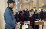 Des fidèles célèbrent le dimanche des Rameaux à la Sainte-Famille, seule église catholique de la ville de Gaza, le 24 mars 2024