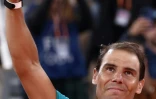 Rafael Nadal salue le court Philippe-Chatrier à Roland-Garros après sa défaite au premier tour contre Alexander Zverev, le 27 mai 2024 à Paris