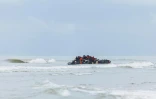 Des migrants sur un canot pneumatique tentent de traverser la Manche, après avoir quitté la plage d'Ecault à Saint-Etienne-au-Mont, dans le nord de la France, le 30 octobre 2024