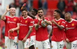 La joie du milieu de terrain portugais de Manchester United, Bruno Fernandes (c), auteur d'un triplé, et des ses coéquipiers, après leur victoire à domicile en Premier League, 5-1 contre Leeds United, le 14 août 2021 au stade Old Trafford