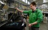 Un employé de l'entreprise OP Tiger imprime sur un T-shrit un plan dessiné par Matej Hosek, un écolier tchèque atteint du syndrome d'Asperger, le 2 février 2018 à Prague