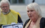 Claude Hury, cofondatrice et présidente de l'association Ultime Liberté, arrive à l'ouverture du procès de 12 militants du suicide assisté accusés d'avoir aidé des personnes en France à se procurer illégalement un médicament euthanasiant, au Tribunal judiciaire de Paris, le 15 septembre 2025