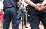 Le Premier ministre Edouard Philippe rencontre les policiers de la Brigade spécialisée de terrain (BST), le 9 juin 2020 à Evry