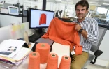 Basile Ricquier, un des trois fondateurs de la PME 3D Tex, montre un pull réalisé sur un métier à tisser 3D, le 17 septembre 2021 à Saint-Malo