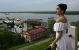 La danseuse de ballet japonaise Harouka Takemi, 20 ans, pose devant une vue panoramique de la ville russe de Nijni-Novgorod, le 17 mai 2026