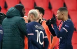 L'attaquant français de l'Istanbul Basaksehir, Demba Ba (g), discute avec les attaquants du Paris-SG, Kylian Mbappé (d) et Neymar, après l'interruption du match de groupes de la Ligue des champions contre le Paris-SG, au Parc des Princes, le 8 décembre 2020