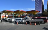 Des véhicules font la queue pour faire le plein dans une station-service à La Paz, en Bolivie, le 31 juillet 2025