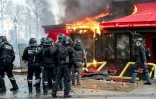 Les forces de police devant Le Fouquet's en feu, sur les Champs Elysées, à Paris, le 16 mars 2019
