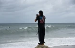Un homme prend une photo à Deerfield Beach en Floride le 2 septembre 2019