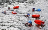 Un groupe de nageurs dans la Seine à L'Ile-Saint-Denis, en Seine-Saint-Denis, le 2 juillet 2023