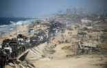 Des Palestiniens de la ville de Gaza se déplacent vers le sud de la bande de Gaza avec leurs affaires, sur la route côtière près du camp de réfugiés de Nousseirat dans le centre du territoire, pour fuir une opération militaire israélienne, le 19 septembre 2025 