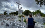 Leticia Mojarrieta se recueille devant la tombe d'Amelia Goyri, surnommée "La Miraculeuse", pour lui demander une faveur, au cimetière Colon de La Havane, le 12 février 2024 à Cuba
