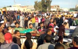 Des Egyptiens transportent des blessés sur des brancards après l'attaque meurtrière contre une mosquée dans le Sinaï, le 24 novembre 2017