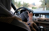 Une Saoudienne assise au volant d'une voiture dans les rues de Jeddah, le 27 septembre 2017