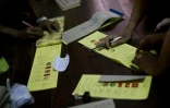 Préparation de bulletins de vote, le 7 novembre 2015 à Rangoun