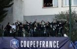 Des supporters du Red Star réunis près de la pelouse lors du match de Coupe de France contre Lens, au stade Bauer à Saint-Ouen, le 6 mars 2021