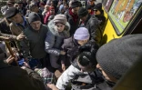 Des habitants montent dans un bus pour rejoindre la gare à Severodonetsk, le 7 avril 2022 dans la région du Donbass, dans l'est de l'Ukraine