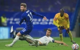 L'attaquant de Chelsea Timo Werner (g) devance le capitaine de Rennes Damien Da Silva en Ligue des champions, le 4 novembre 2020 à Londres 