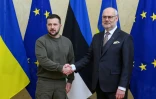 Le président ukrainien Volodymyr Zelensky (G) et son homologue estonien Alar Karis à Tallinn, le 11 janvier 2024