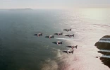 Les pilotes de la patrouille de France volent en formation "Concorde" lors d'un vol d'entraînement à bord de leurs alpha-jets le long de la côte méditerranéenne, le 09 mars 2001