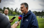 L'entraîneur portugais de l'Iran Carlos Queiroz interviewé par les reporters en marge de l'entraînement de son équipe à Bakovka, le 12 juin 2018