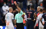 Carton rouge pour l'attaquant argentin de Marseille, Dario Benedetto (g) et le milieu argentin du Paris-SG, Leandro Paredes (2e d), lors du match de Ligue 1 au Parc des Princes, le 13 septembre 2020